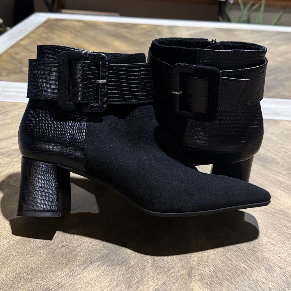 RON WHITE - Brand New
Lana Weatherproof Buckle Bootie - Onyx
Made in Italy